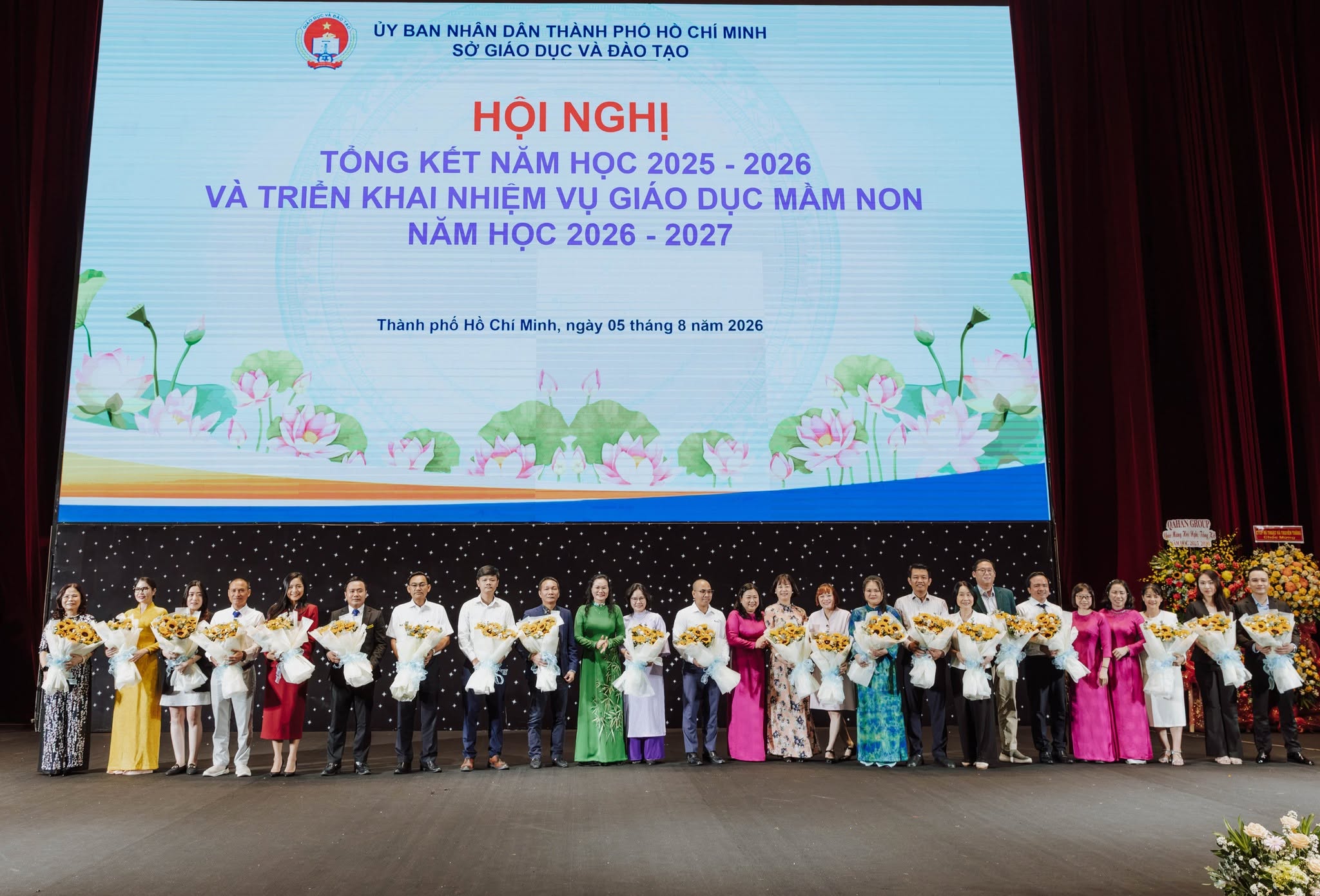 Các hoạt động trải nghiệm tiếng Anh và giáo dục dành cho trẻ tại gian hàng Neverland