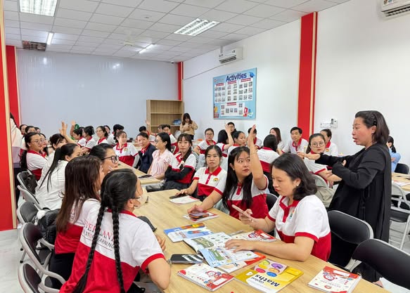Giáo viên tham gia hoạt động trao đổi và thực hành trong chương trình tập huấn chuyên môn