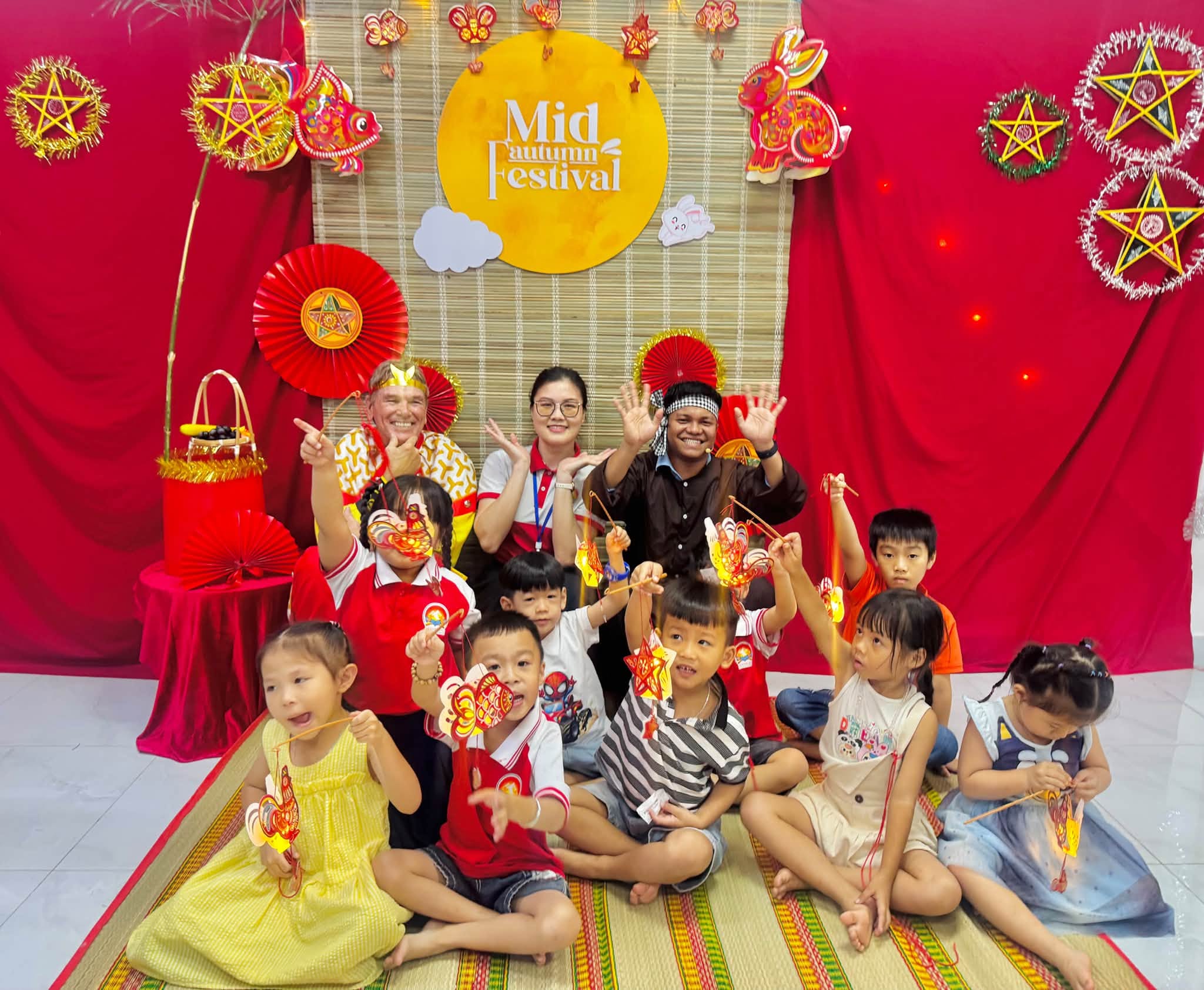Không khí vui hội trăng rằm tại Neverland trong sự kiện Mid-Autumn Festival 2026